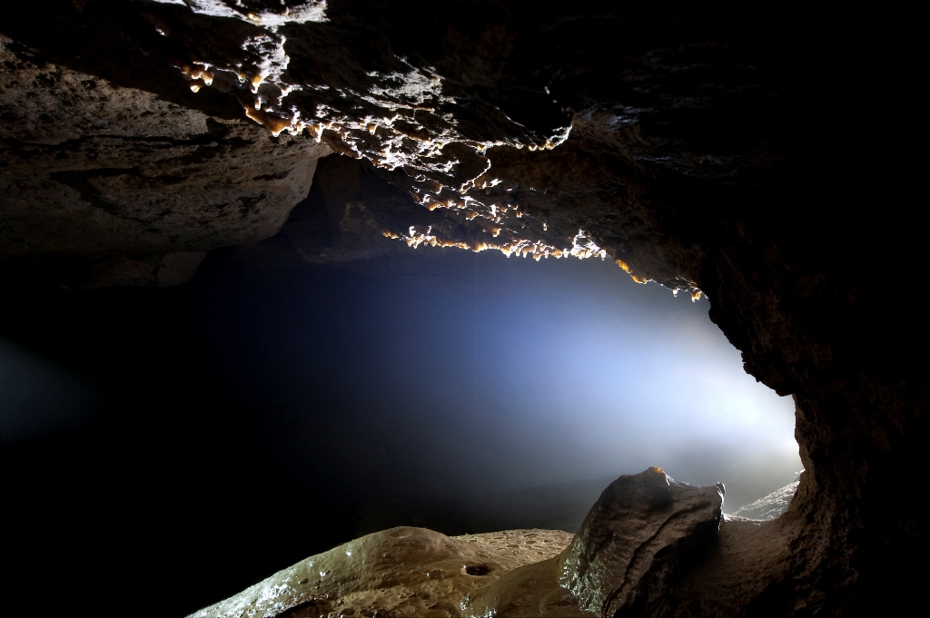 Осветен вход на пещера
